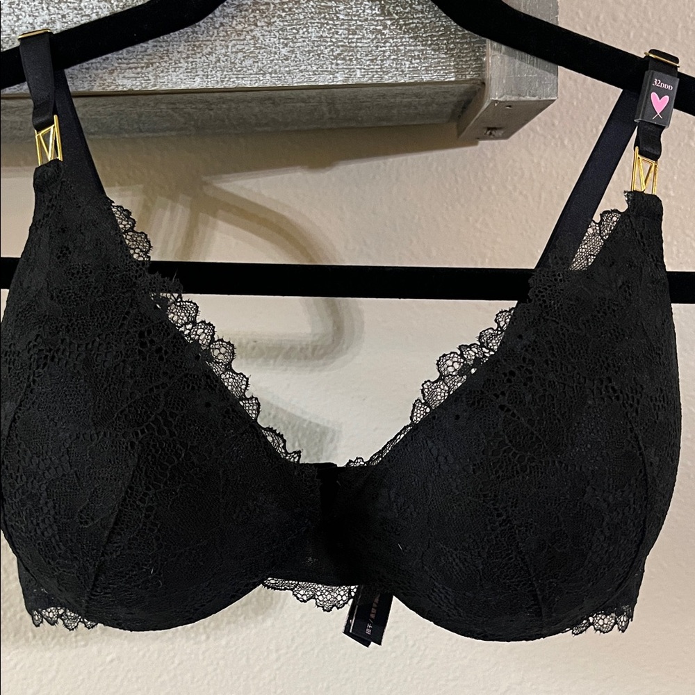 Victoria's Secret Black Lace Very Sexy lift plunge Bra. 32DDD !NWT!